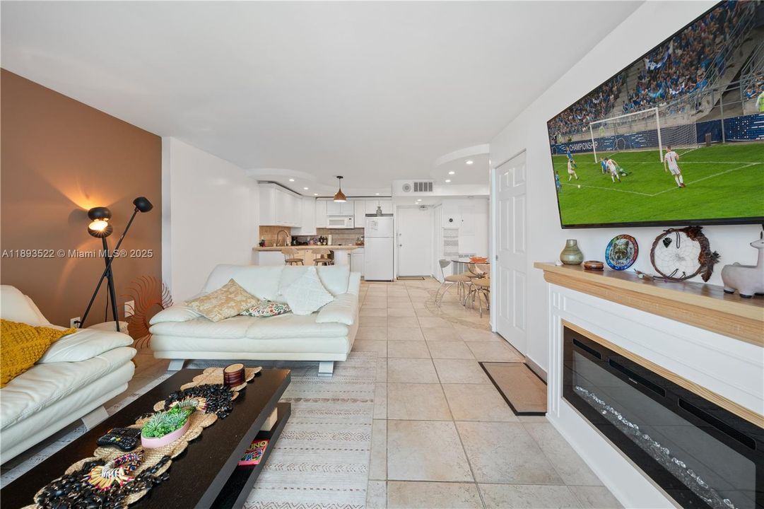 For Sale: $499,000 (1 beds, 1 baths, 654 Square Feet)