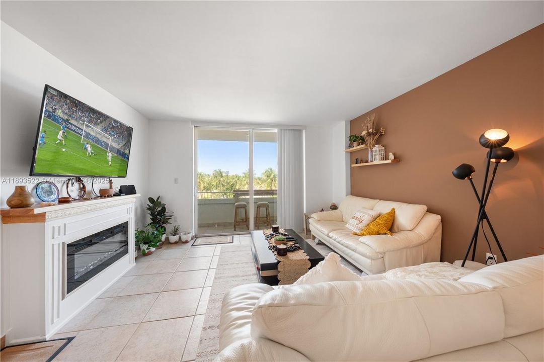 For Sale: $499,000 (1 beds, 1 baths, 654 Square Feet)