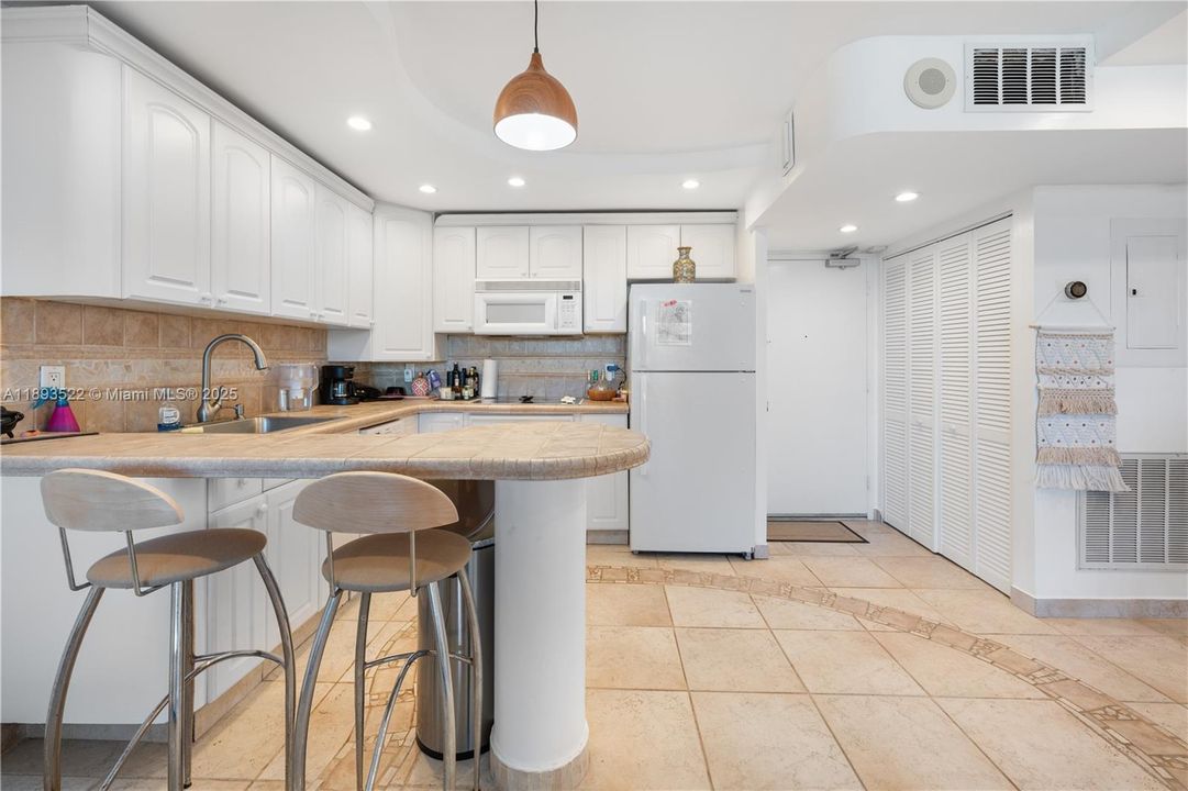 For Sale: $499,000 (1 beds, 1 baths, 654 Square Feet)