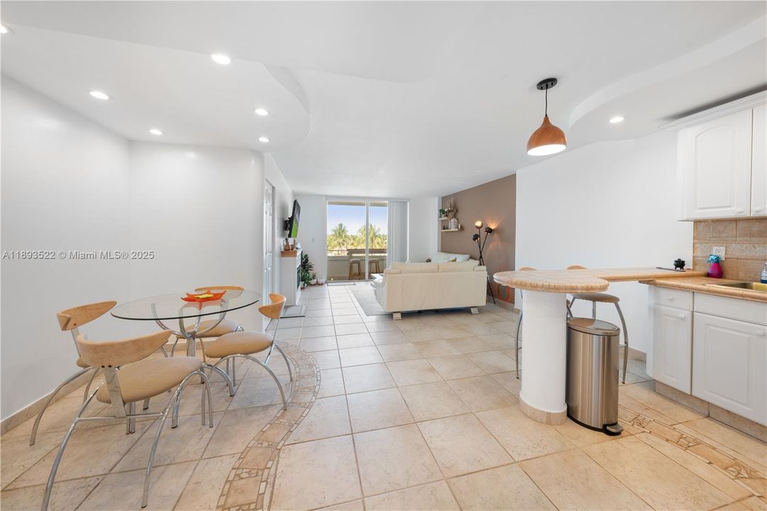 For Sale: $499,000 (1 beds, 1 baths, 654 Square Feet)