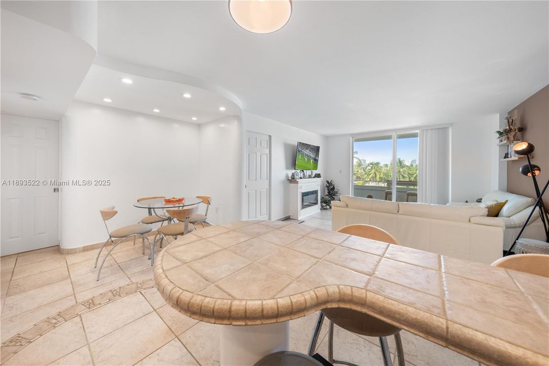 For Sale: $499,000 (1 beds, 1 baths, 654 Square Feet)