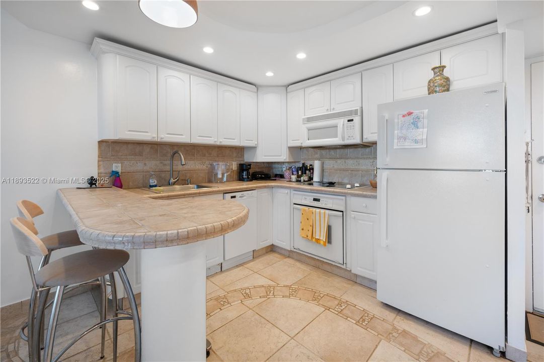 For Sale: $499,000 (1 beds, 1 baths, 654 Square Feet)