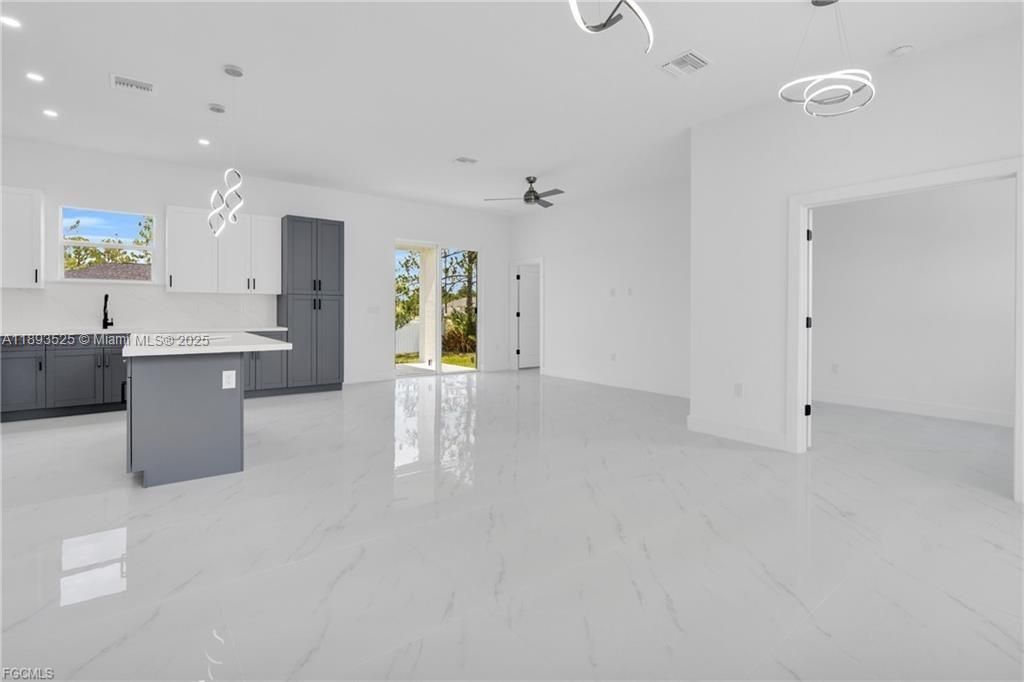 En Venta: $329,900 (3 camas, 2 baños, 0 Pies cuadrados)