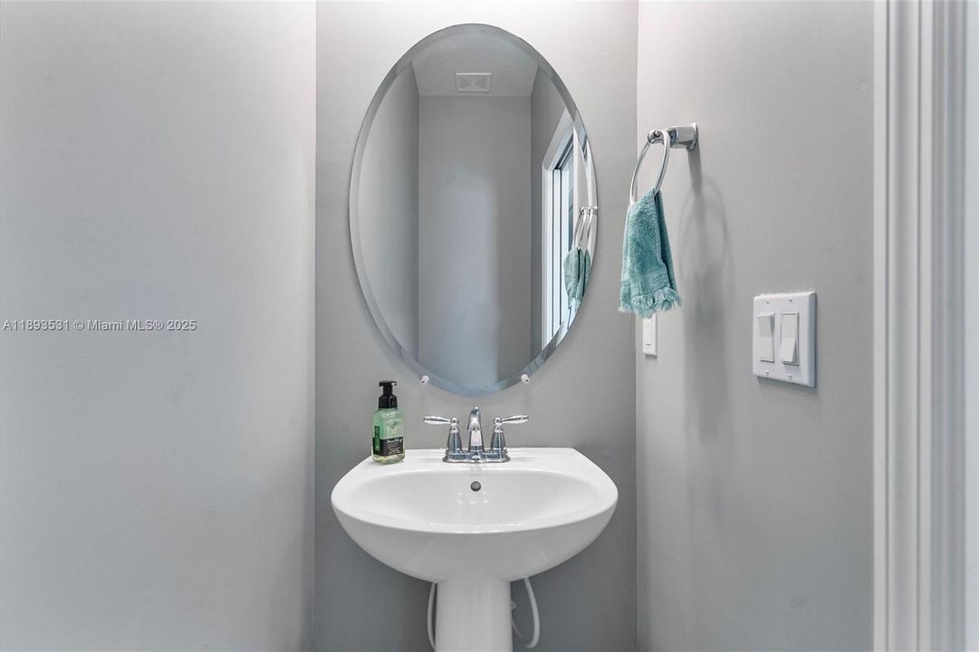 В аренду: $3,499 (3 спален, 2 ванн, 1561 Квадратных фут)