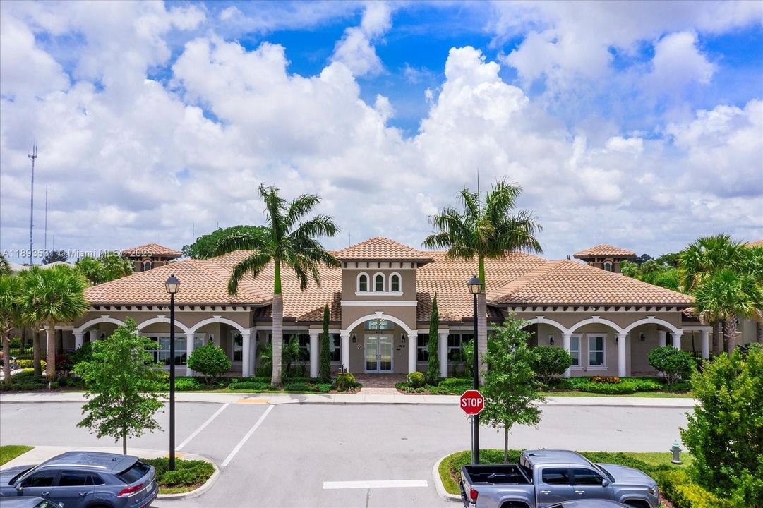 В аренду: $3,499 (3 спален, 2 ванн, 1561 Квадратных фут)