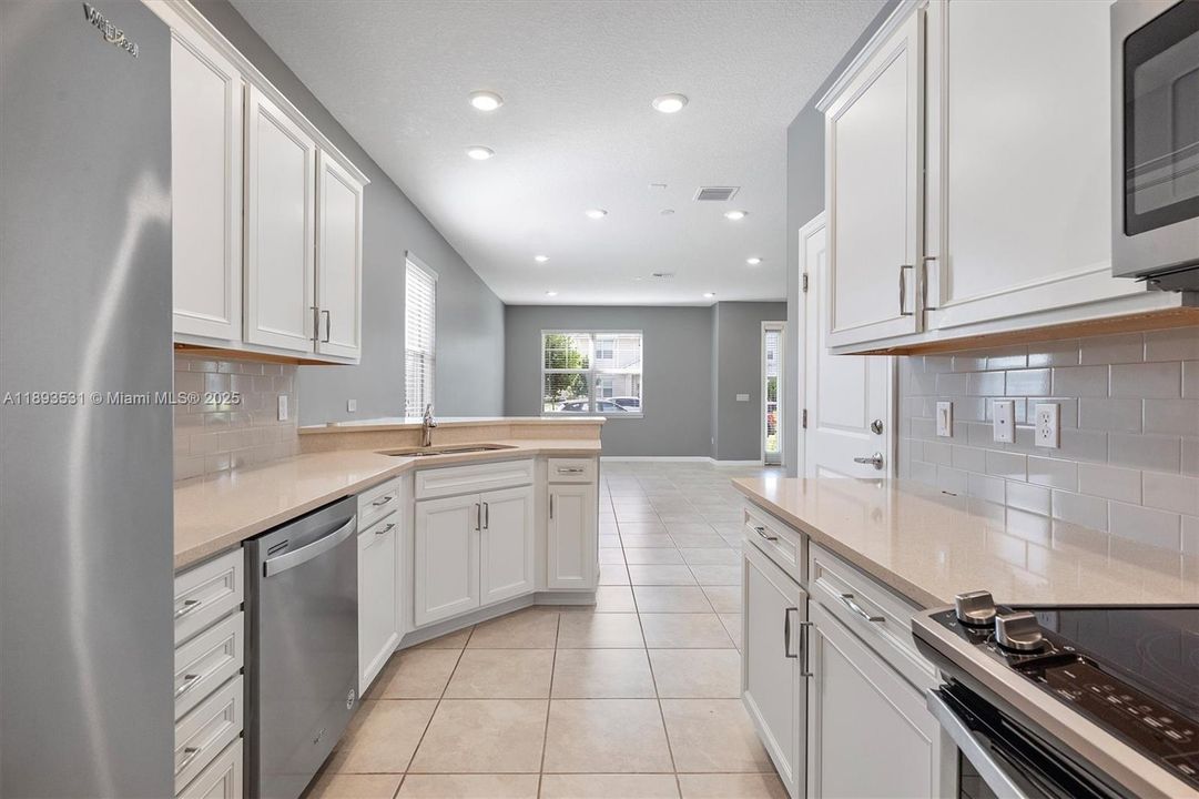 В аренду: $3,499 (3 спален, 2 ванн, 1561 Квадратных фут)