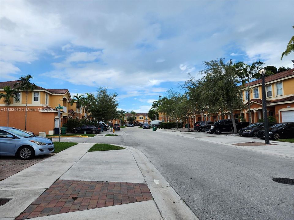 For Rent: $2,500 (3 beds, 2 baths, 1572 Square Feet)