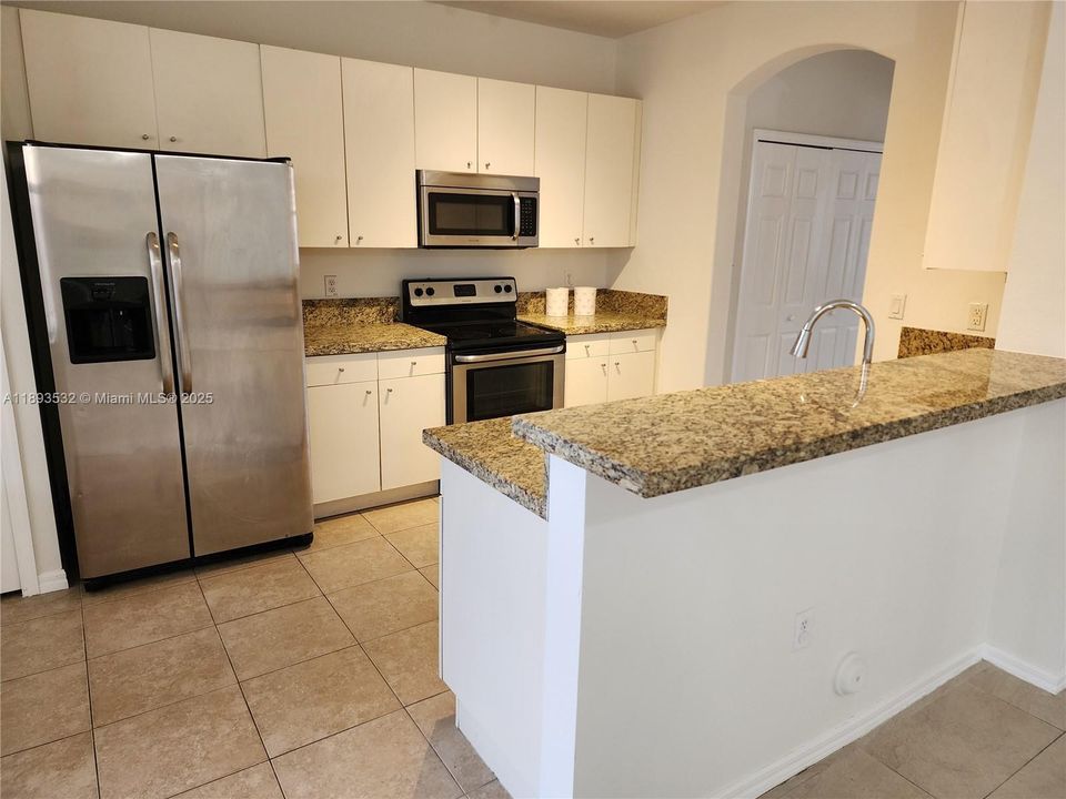 For Rent: $2,500 (3 beds, 2 baths, 1572 Square Feet)