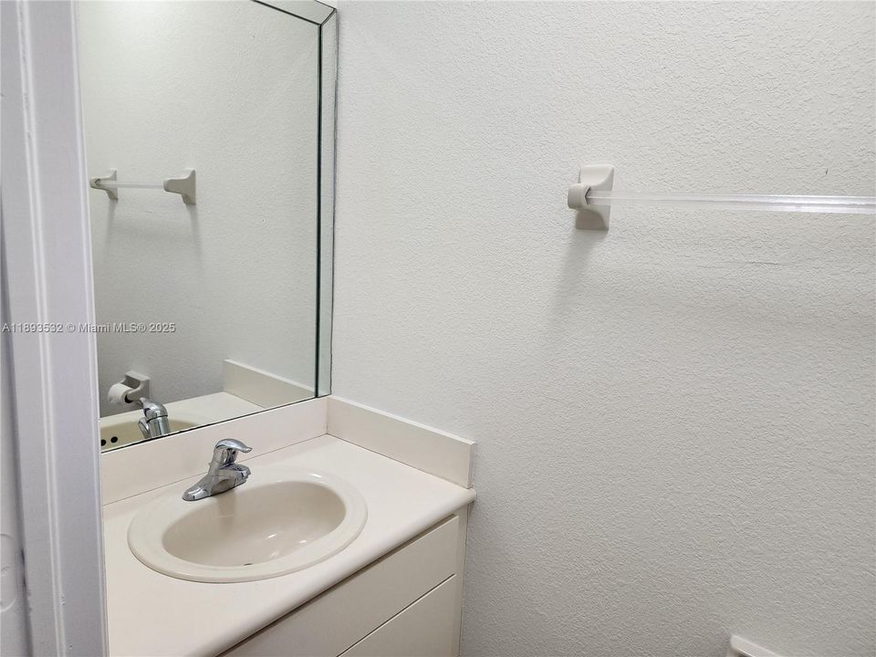 For Rent: $2,500 (3 beds, 2 baths, 1572 Square Feet)