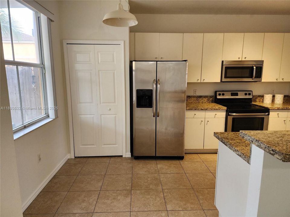 For Rent: $2,500 (3 beds, 2 baths, 1572 Square Feet)