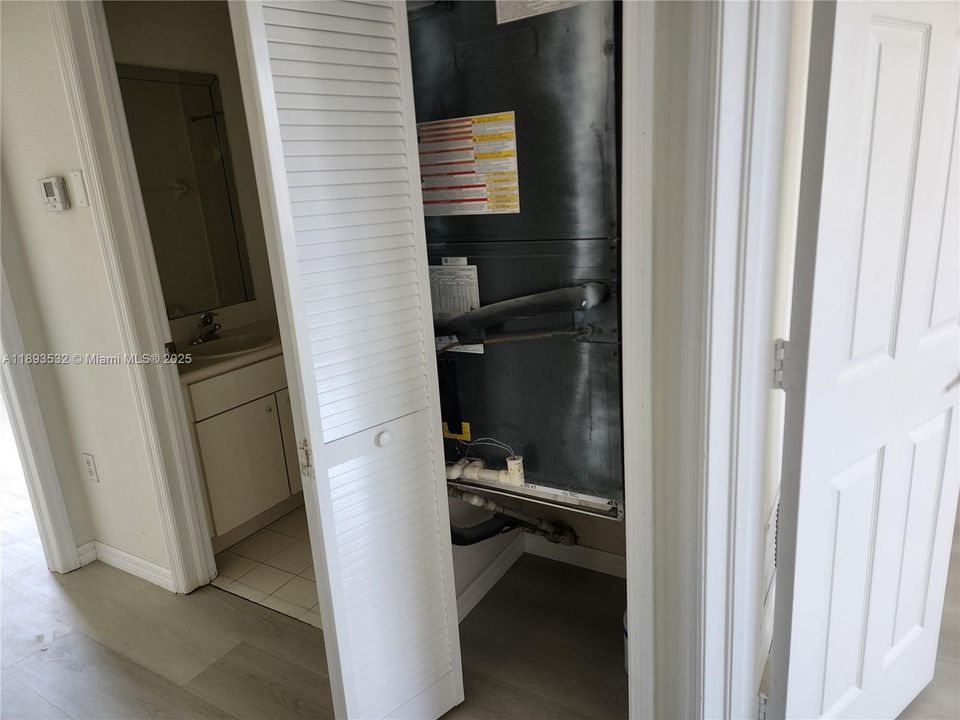 For Rent: $2,500 (3 beds, 2 baths, 1572 Square Feet)