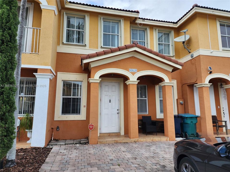 For Rent: $2,500 (3 beds, 2 baths, 1572 Square Feet)