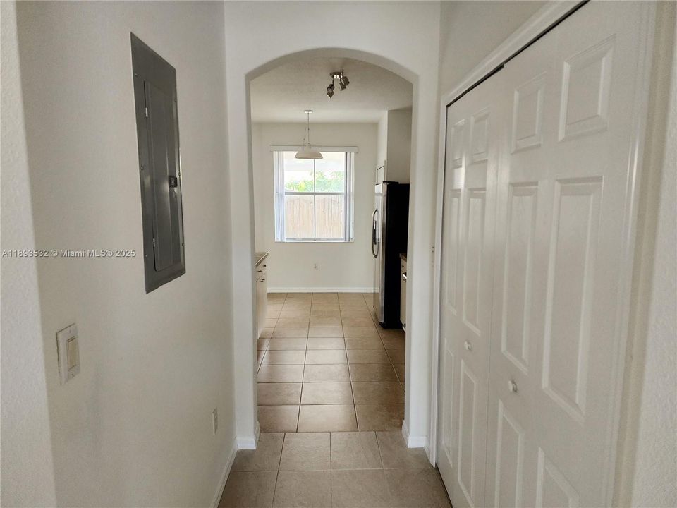 For Rent: $2,500 (3 beds, 2 baths, 1572 Square Feet)