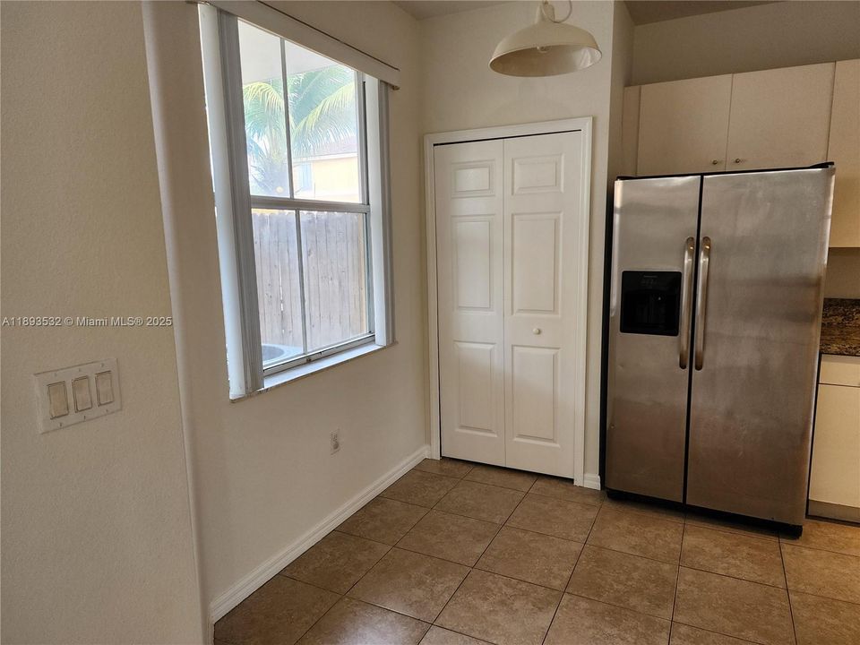 For Rent: $2,500 (3 beds, 2 baths, 1572 Square Feet)