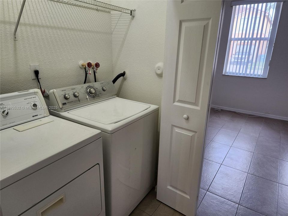 For Rent: $2,500 (3 beds, 2 baths, 1572 Square Feet)