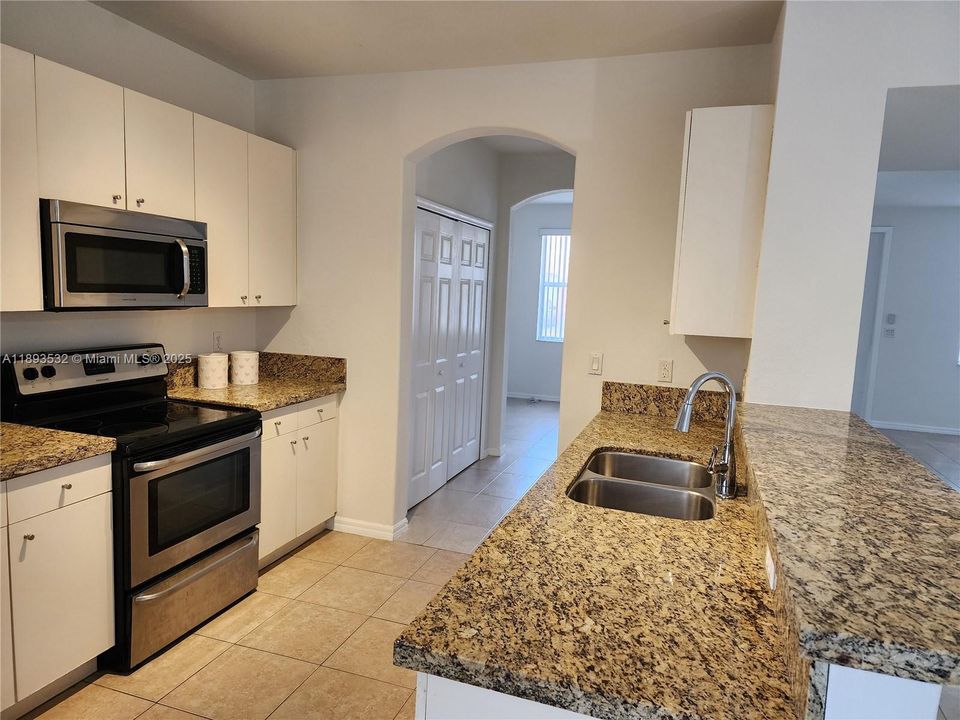 For Rent: $2,500 (3 beds, 2 baths, 1572 Square Feet)