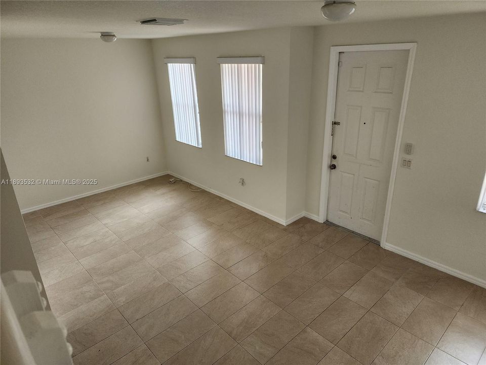 For Rent: $2,500 (3 beds, 2 baths, 1572 Square Feet)
