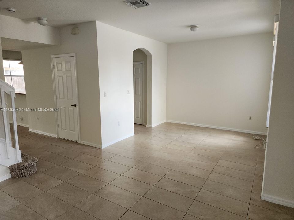 For Rent: $2,500 (3 beds, 2 baths, 1572 Square Feet)