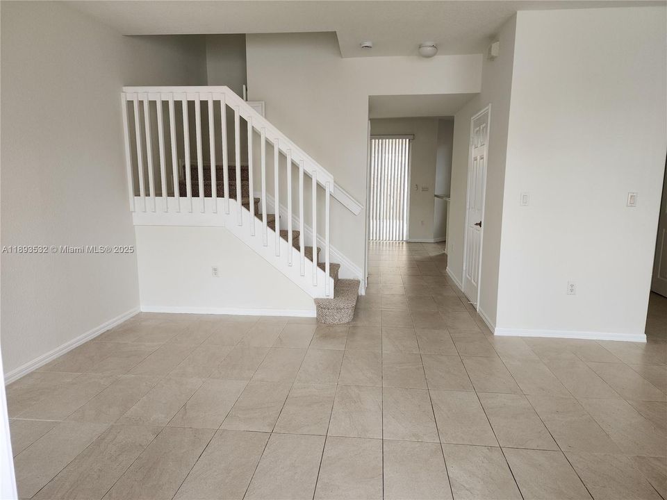 For Rent: $2,500 (3 beds, 2 baths, 1572 Square Feet)