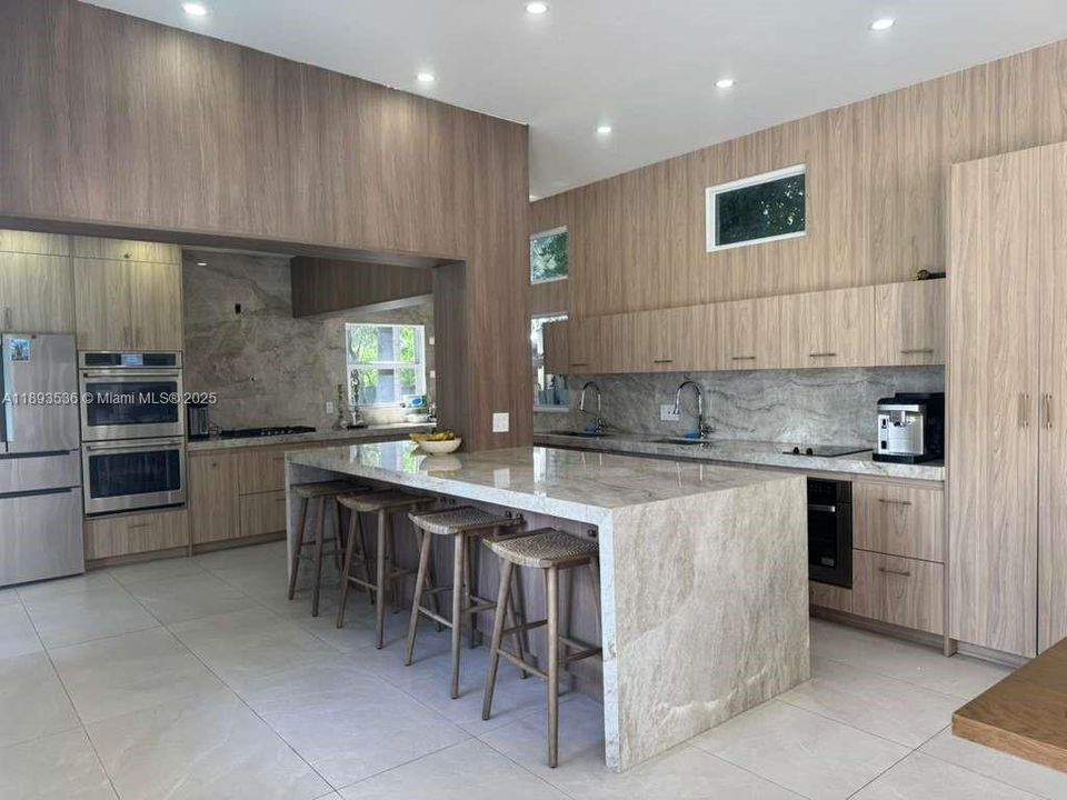 En Venta: $1,550,000 (5 camas, 3 baños, 3339 Pies cuadrados)