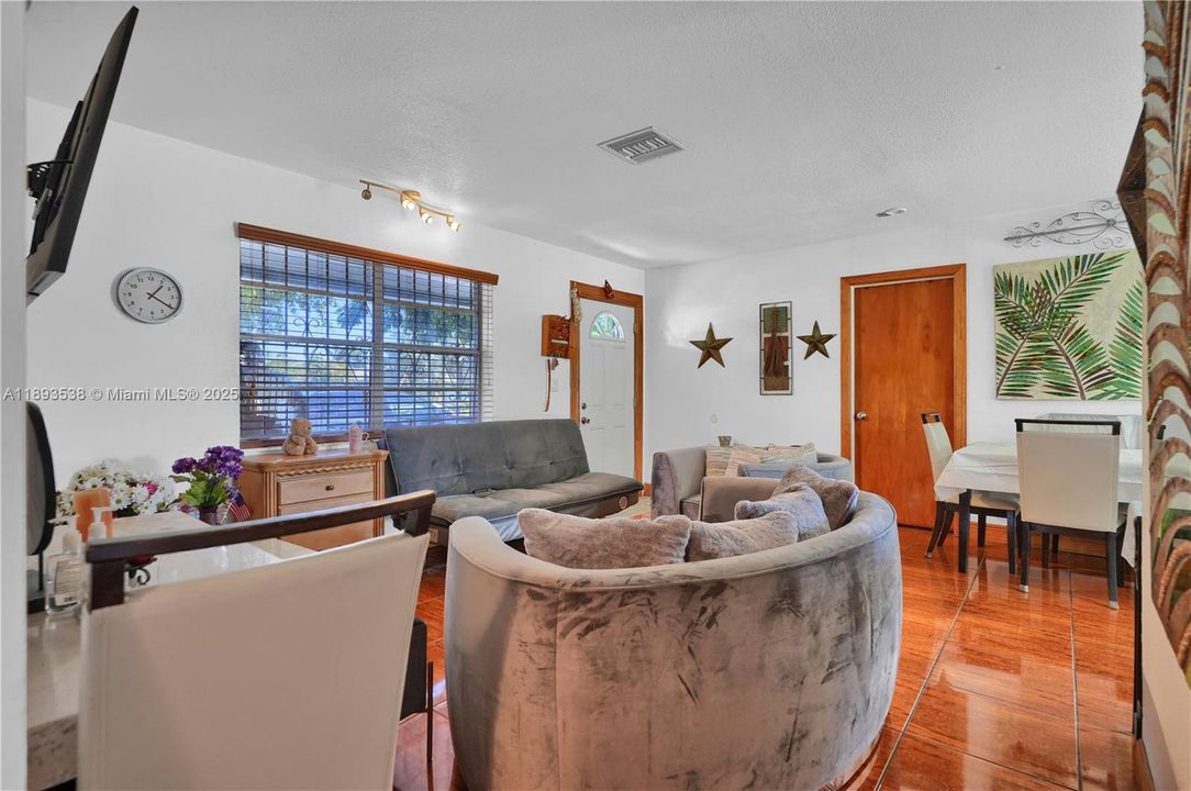 待售: $519,900 (4 贝兹, 2 浴室, 1350 平方英尺)