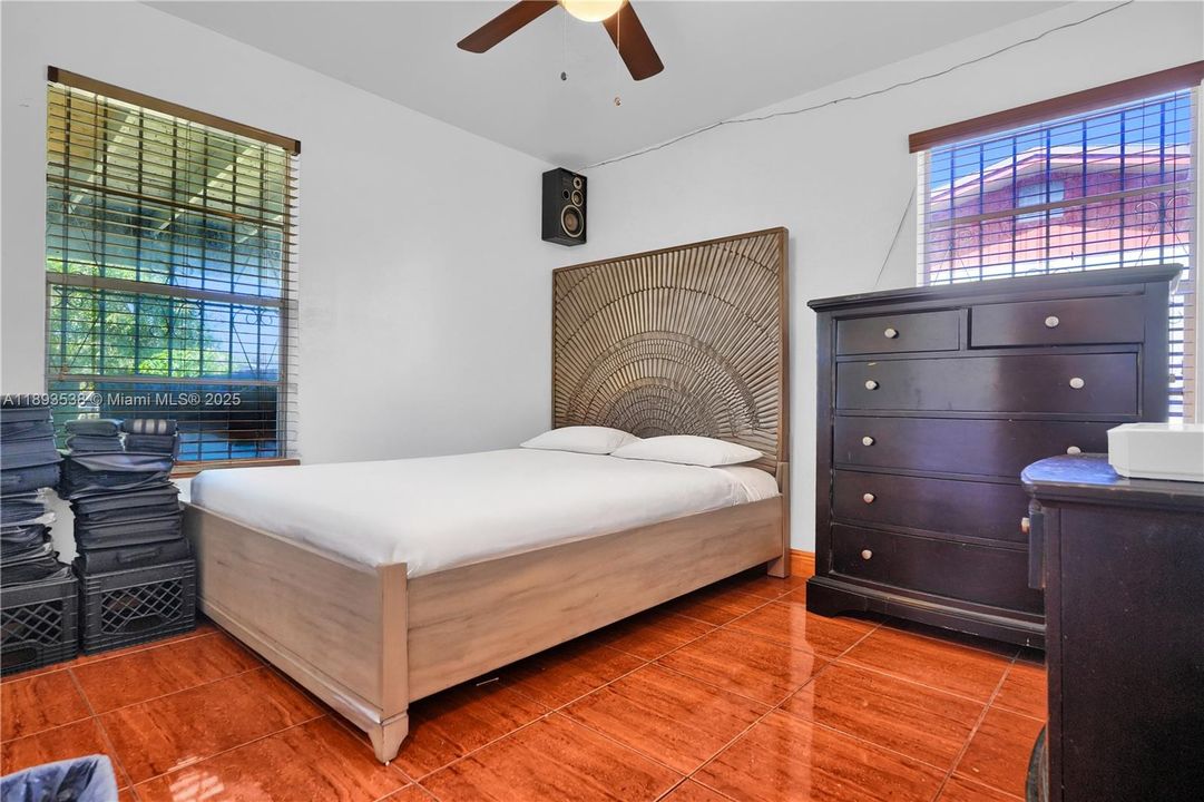 待售: $519,900 (4 贝兹, 2 浴室, 1350 平方英尺)