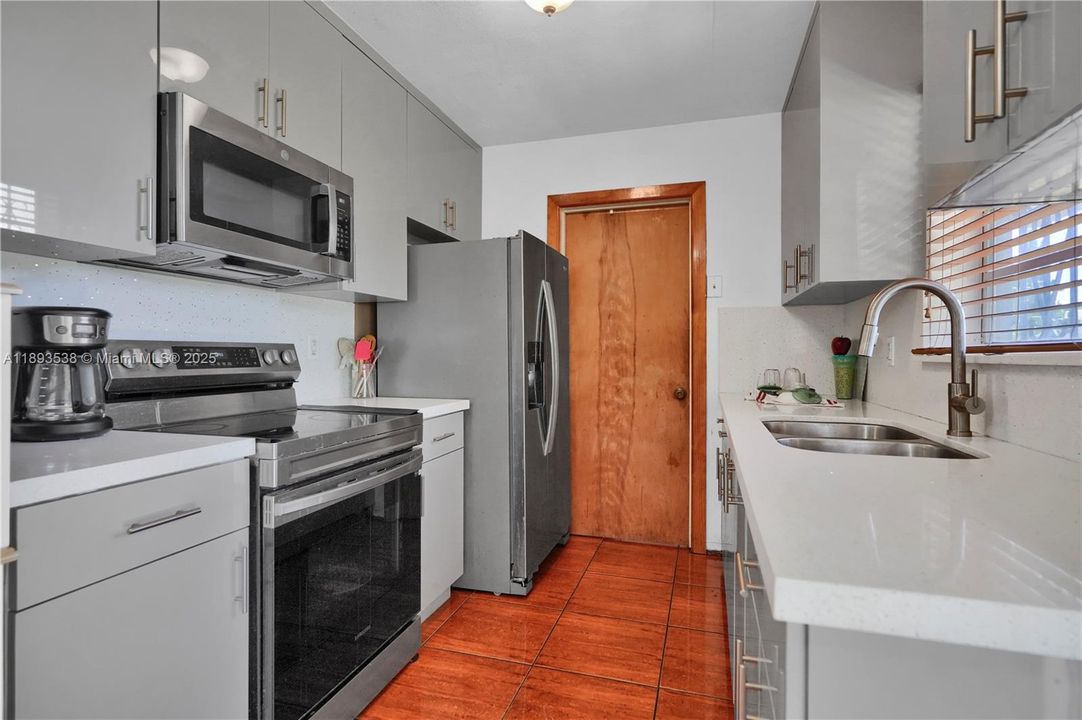 待售: $519,900 (4 贝兹, 2 浴室, 1350 平方英尺)