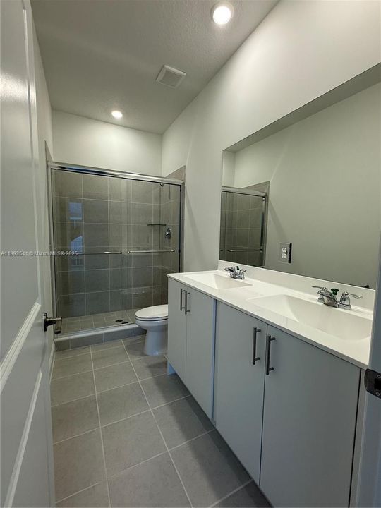 Под контрактом: $2,600 (3 спален, 3 ванн, 1671 Квадратных фут)