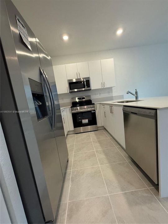 Под контрактом: $2,600 (3 спален, 3 ванн, 1671 Квадратных фут)