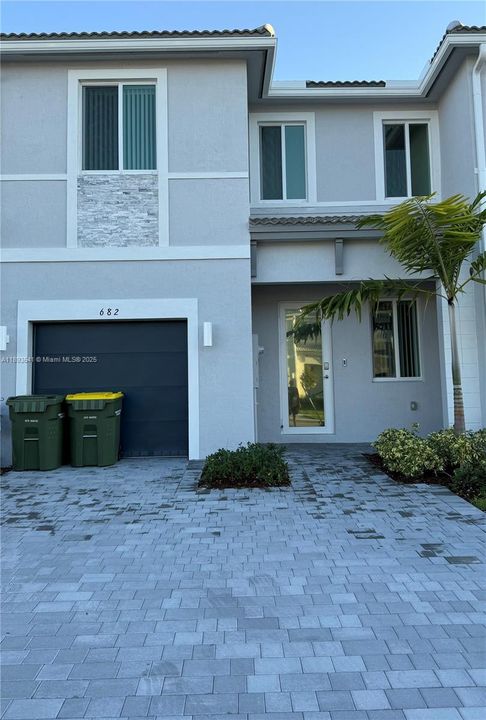 Под контрактом: $2,600 (3 спален, 3 ванн, 1671 Квадратных фут)