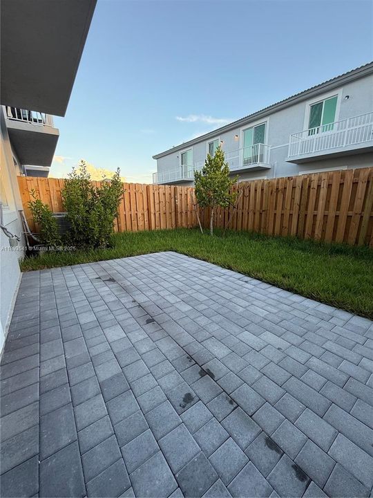 Под контрактом: $2,600 (3 спален, 3 ванн, 1671 Квадратных фут)