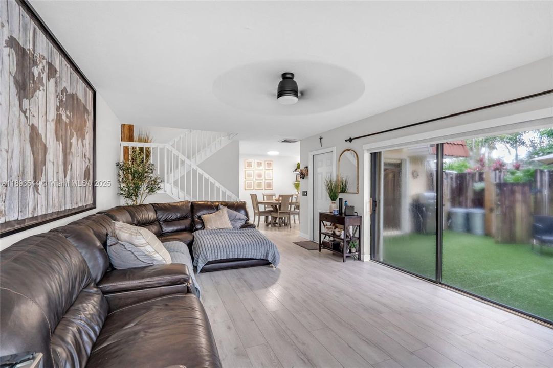 Recently Sold: $375,000 (2 beds, 2 baths, 1372 Square Feet)