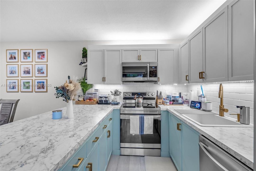 Recently Sold: $375,000 (2 beds, 2 baths, 1372 Square Feet)