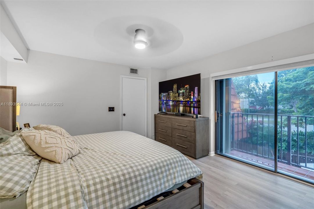 Recently Sold: $375,000 (2 beds, 2 baths, 1372 Square Feet)