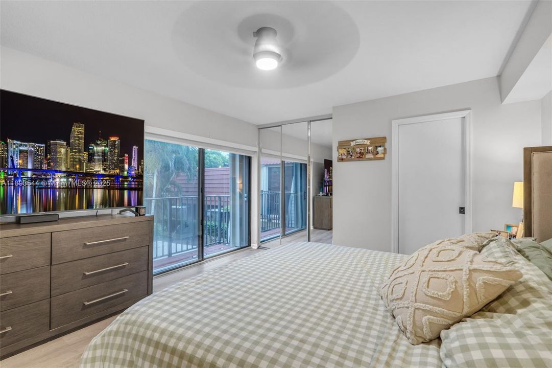 Recently Sold: $375,000 (2 beds, 2 baths, 1372 Square Feet)