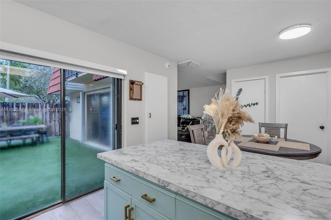 Recently Sold: $375,000 (2 beds, 2 baths, 1372 Square Feet)