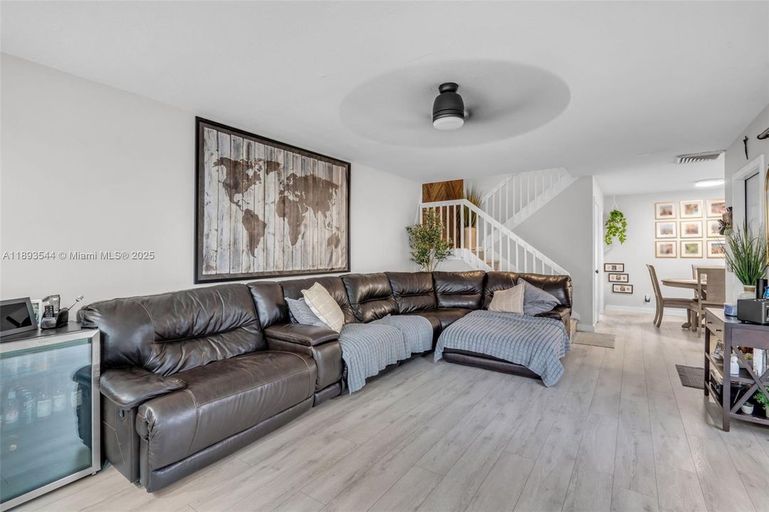 Recently Sold: $375,000 (2 beds, 2 baths, 1372 Square Feet)