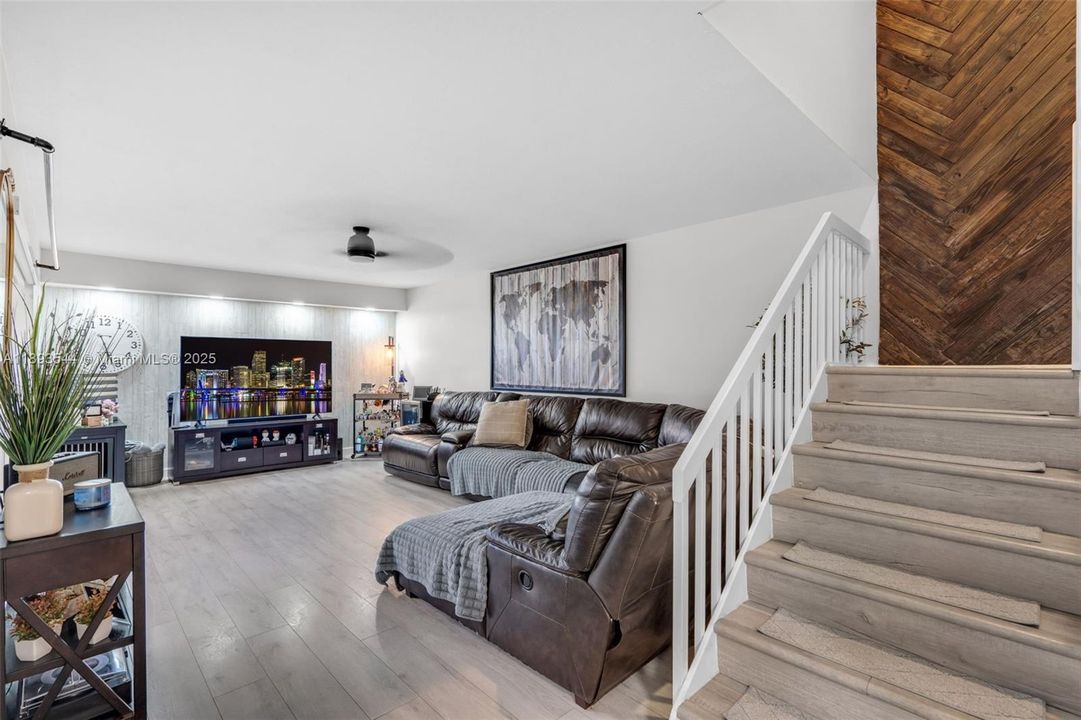 Recently Sold: $375,000 (2 beds, 2 baths, 1372 Square Feet)