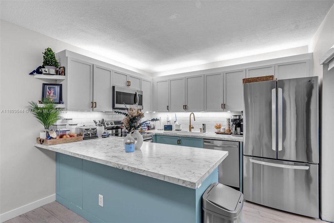 Recently Sold: $375,000 (2 beds, 2 baths, 1372 Square Feet)