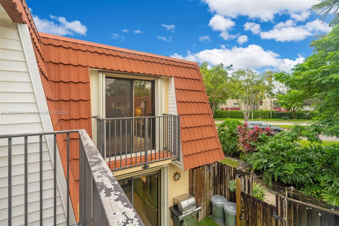 Recently Sold: $375,000 (2 beds, 2 baths, 1372 Square Feet)