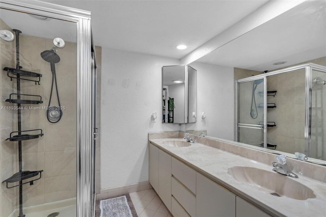 Recently Sold: $375,000 (2 beds, 2 baths, 1372 Square Feet)