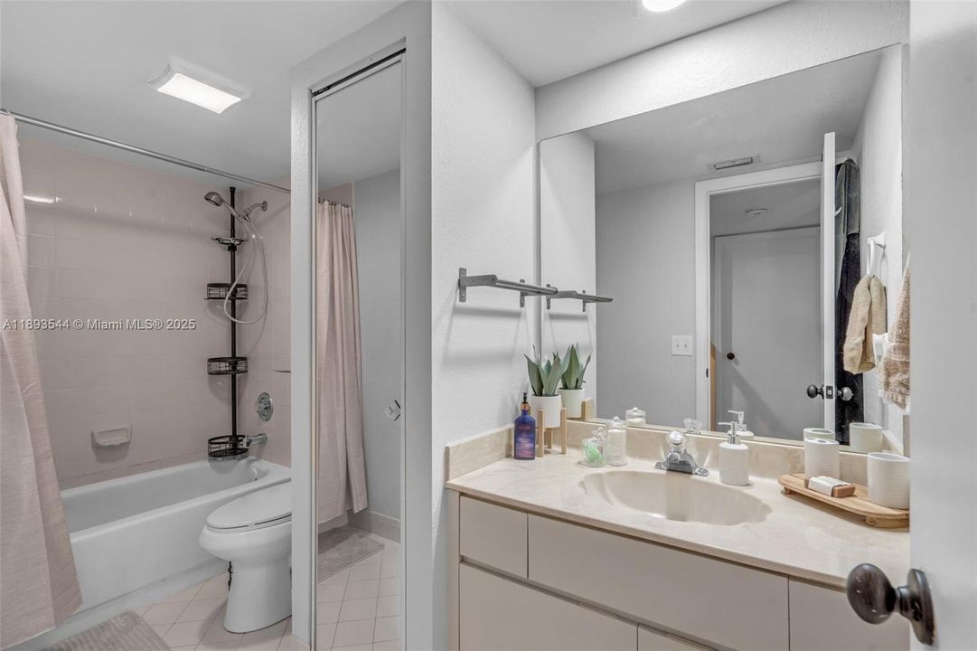 Recently Sold: $375,000 (2 beds, 2 baths, 1372 Square Feet)