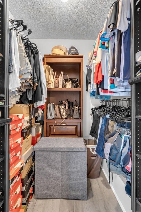 Recently Sold: $375,000 (2 beds, 2 baths, 1372 Square Feet)