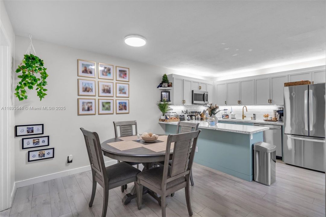 Recently Sold: $375,000 (2 beds, 2 baths, 1372 Square Feet)