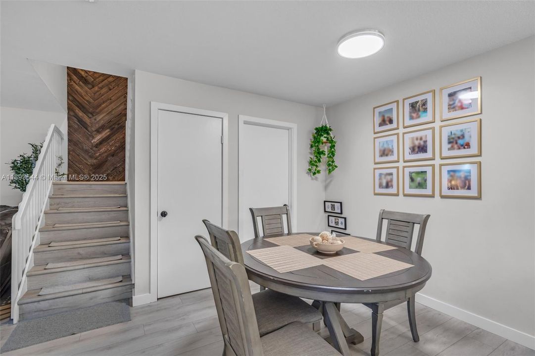 Recently Sold: $375,000 (2 beds, 2 baths, 1372 Square Feet)