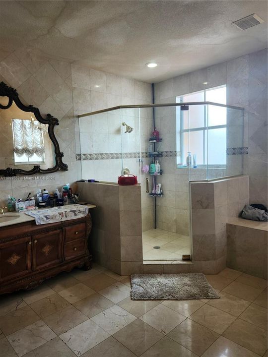 En Venta: $1,100,000 (5 camas, 5 baños, 3408 Pies cuadrados)