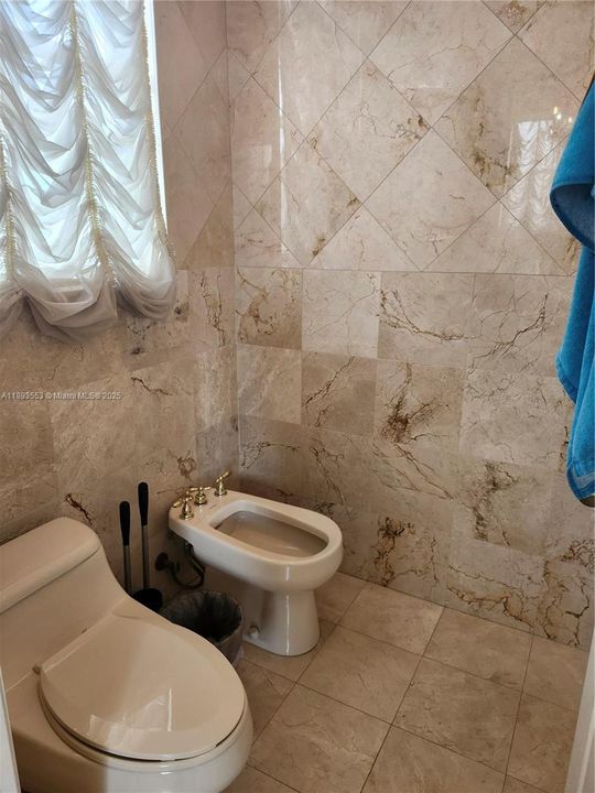 En Venta: $1,100,000 (5 camas, 5 baños, 3408 Pies cuadrados)