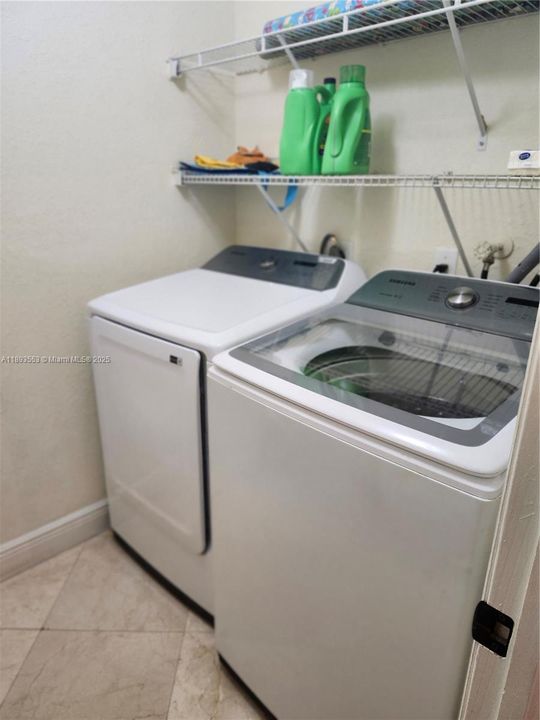 En Venta: $1,100,000 (5 camas, 5 baños, 3408 Pies cuadrados)