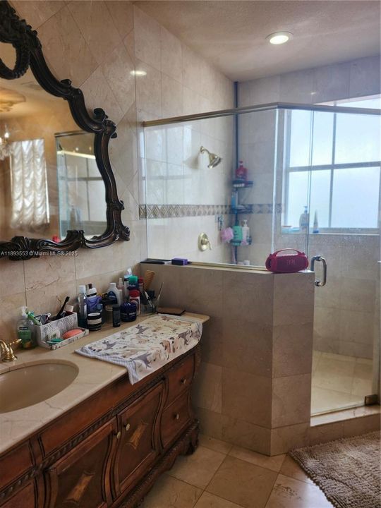 En Venta: $1,100,000 (5 camas, 5 baños, 3408 Pies cuadrados)