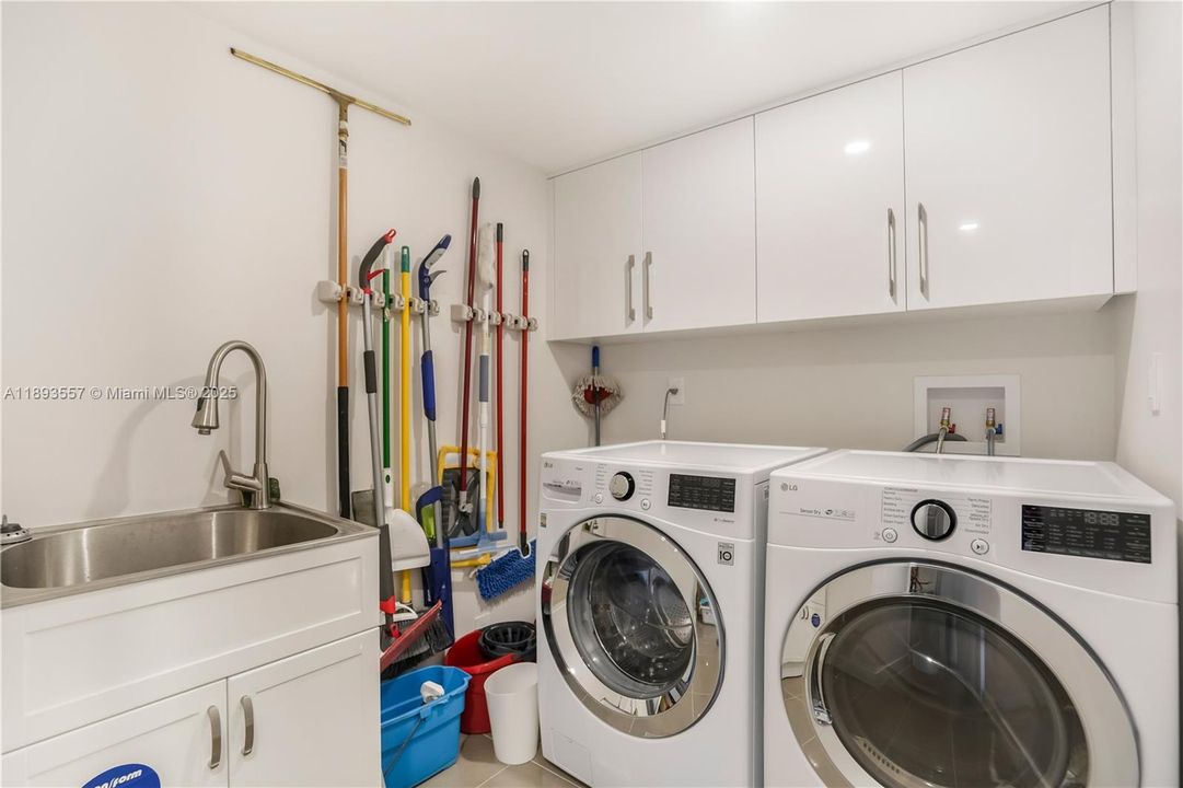 For Sale: $2,250,000 (2 beds, 2 baths, 2304 Square Feet)